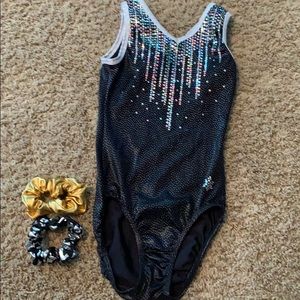 Gymnastic leotard with two scrunchies